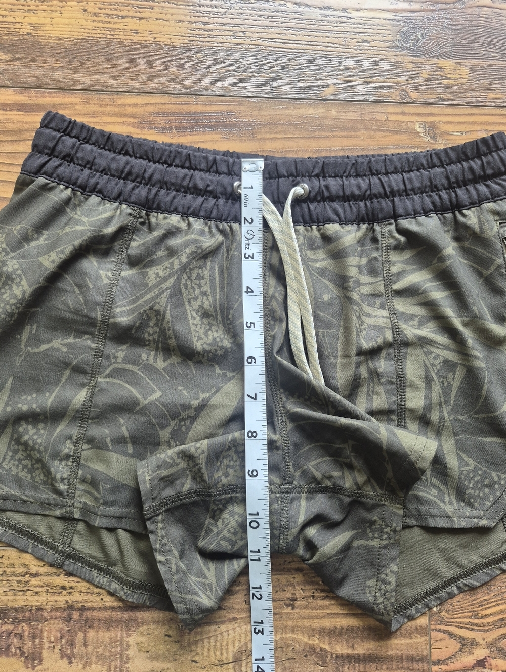 Vuori Clementine Oregano Rainforest Shorts Size Small - Picture 5 of 8